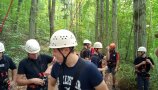 Personen mit Helmen in Wald