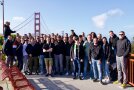 Personengruppe vor der Golden Gate-Brücke