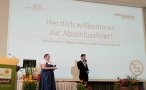 Katharina Stadler und Anton Rausch und stehen auf Bühne vor Leinwand