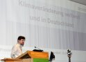 Mann steht vor Leinwand und spricht