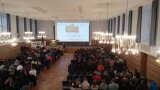 Vollbesetztes Reithaus