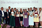 Personengruppe auf einer Bühne