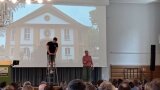 Personen schauen auf eine Leinwand an der Wand