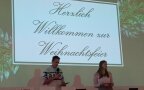 Zwei Studierende moderieren die Feier