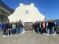 Personengruppe vor einem Eingangsportal mit Aufschrift Alcatraz