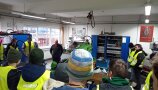 Personengruppe in einer Werkstatt