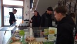 Personen stehen um Kuchenbuffet