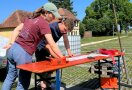 2 Personen stehen hinter einem Biertisch