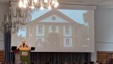 Referent vor Leinwand