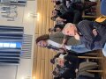 Frau steht in Saal und spricht