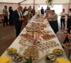 Buffet mit Speisen, am Ende der Tafel Personen