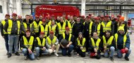 Gruppenbild der Schüler in gelben Warnwesten in einer Halle