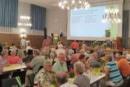 Personen sitzen in einem Veranstaltungssaal