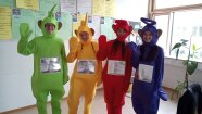 4 Personen in Teletubbykostümen
