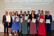 Mehrere Personen stehen nebeneinander 