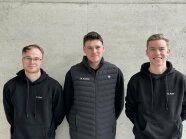 3 Personen stehen nebeneinander