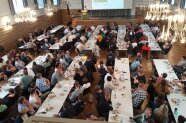 Voll besetztes Reithaus