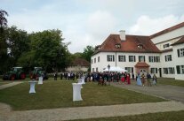 Stehtische in Wiese vor Weißen Schloss Triesdorf